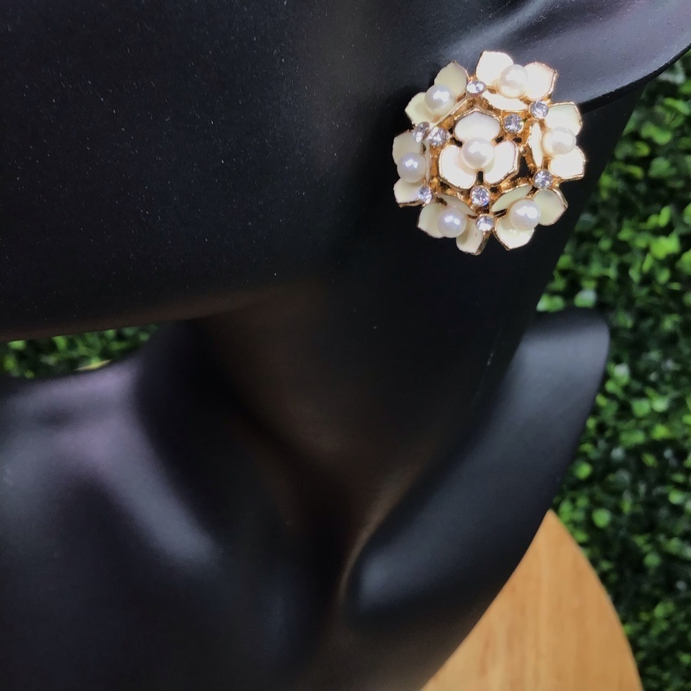 White‎ Flower pearl earrings